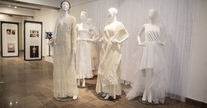 Megnyitották a Székely menyasszony kiállítást Csíkszeredában